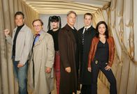 Navy CIS – (3. Staffel) - Untersuchen Verbrechen, die auf irgendeine Weise mit der US-Navy oder dem Marine Korps zu tun haben. Leroy Gibbs (Mark Harmon, 3.v.r.), Dr. Donald Mallard (David McCallum, 2.v.l.), Abby Sciuto (Pauley Perrette, 3.v.l.), Anthony DiNozzo (Michael Weatherly, l.), Jenny Shepard (Lauren Holly, r.) und Tim McGee (Sean Murray, 2.v.r.) ...