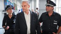 Notruf Hafenkante – Direktor Wiesenrath (Alexander Radszun, M.) will nicht wahrhaben, dass an seiner Schule mit Aufputschmitteln gedealt wird. Aber er unterstützt die Ermittlungen von Jule (Wolke Hegenbarth, l.) und Henning (Uwe Fellensiek, r.)