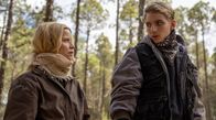 Oderbruch – Die Kring-Geschwister Maggie (Karoline Schuch) und Kai (Julius Gause) auf der Flucht