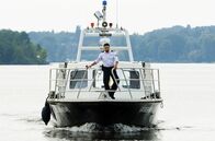 WaPo Berlin – Fahri Celik (Hassan Akkouch, v.) und Wolf Maletzke (Christoph Grunert, im Boot) sind mit der "Silbermöwe" unterwegs, um nach dem Scharfschützen zu suchen.