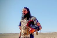 Das Trojanische Pferd: Auf der Spur eines Mythos – Aeneas (Hicham Goutou) kann aus dem brennenden Troja flüchten. Er ist der Held im Epos des lateinischen Dichters Vergil (70-19 v. Chr.). Seine Geschichte vom Untergang Trojas basiert auf der Grundlage von Homers Epen „Ilias” und „Odyssee”.