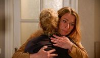 Rote Rosen – Britta (Jelena Mitschke) freut sich, als Carla (Maria Fuchs) vor ihr steht.