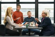 SOKO Wien – Das Team der SOKO Wien bespricht, wer aus Mike Strassers Umfeld als potentieller Mörder in Frage käme. Von links: Gruppeninspektorin Penny Lanz (Lilian Klebow), Bezirksinspektor Klaus Lechner (Andreas Kiendl), Kriminalhauptkommissar Max Herzog (Martin Gruber), Oberst Henriette Wolf (Brigitte Kren)).