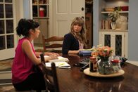 Last Man Standing – Mandy Baxter (Molly Ephraim, l.); Kristin Baxter (Amanda Fuller, r.)