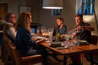 Einfach Elli – Erste gemeinsame Begegnung nach der Wahrheit: Leo Schweiger (Rainer Bock, l.), Louise Kempfer (Clelia Sarto, 2.v.l.), Dr. Diana Sorell (Sophie von Kessel, 2.v.r.) und Dr. Mark Sorell (Marcus Mittermeier, r.) beim Abendessen als vorsichtiger Neuanfang - doch Elli lässt auf sich warten und zwingt Mutter Louise zum Aufbruch.