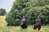 Zu Tisch ... – Lasso werfen, Viehherden treiben und einen echten Mustang reiten – all das gehört zur täglichen Arbeit der berittenen Hirten, wie Luca Zengelmi (li.) und Marco Mariotti (re.) es sind.