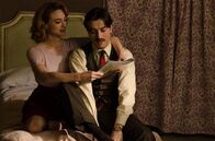 Velvet – Clara (Marta Hazas, li.) und Mateo (Javier Rey, re.).