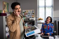 Die Rosenheim-Cops – Dominik Meis (Younes Tissinte, l.) hat eine Idee, wie er Miriam Stockls (Marisa Burger, r.) Problem mit den beiden bestellten Schnorchel-Masken lösen könnte.