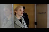 Je suis Karl – Um wieder ein normales Leben führen zu können, muss bei Maxi (Luna Wedler) schleunigst eine Veränderung her. Die Polizei kann ihr dabei allerdings nicht helfen.