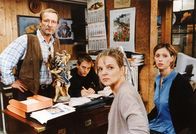 Tatort – Von links: Hans Riedl (Erich Hallhuber jun.), Andi Schaller (Florian Fischer), Bernadette König (Sissy Höfferer) und Luise Schaller (Carin C. Tietze).