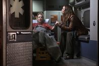 Castle – Lanie (Tamala Jones, r.) steht Jenny (Juliana Dever, l.) bei, als die Wehen einsetzen ...