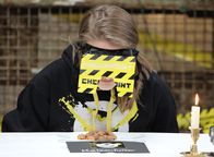 Checkpoint – Wer kann besser riechen, schmecken und fühlen? Lara muss Katzenfutter am Geruch erkennen.