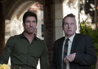 American Horror Story – Der zwielichtige Larry (Denis O'Hare, r.) macht Ben (Dylan McDermott, l.) das Leben schwer ...