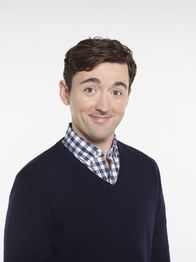 Man with a Plan – (1. Staffel) - Lowell (Matt Cook) ein intellektueller Vater, dessen Kinder zur gleichen Schule wie Adams gehen, fühlt sich zu Alphamännchen Adam hingezogen ...