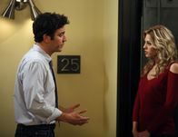How I Met Your Mother – Endlich erfährt Teds (Josh Radnor, l.) bildhübsche Nachbarin (Cynthia Murell, r.) was er tatsächlich von ihr hält ...