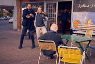 Heldt – Heldts (Kai Schumann, l.) nächtliche Aktion am Konkurrenz-Kiosk von Haias Al-Omar bringt Stammkunde Carsten Redder (Robert Meller, M.) in Bedrängnis, denn der Kommissar nimmt ihn vor den Augen von Eugen Merkroth (Jürgen Mikol, r.) fest und mit aufs Revier.