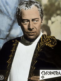 Cleopatra – Cäsar (Rex Harrison) weidet sich noch in seinem triumphalen Sieg. Doch gegen ihn werden Intrigen gesponnen ...
