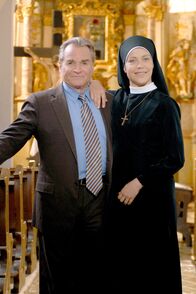 Um Himmels Willen – Staffel 9: Aus Angst vor den Vorhersagen der Wahrsagerin versteckt sich Wöller (Fritz Wepper) in der Kapelle. Schwester Hanna (Janina Hartwig) beruhigt ihn.