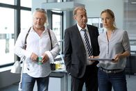 SOKO Wien – Unter Quarantäne: Gregor Seberg als Oberleutnant Helmuth Nowak, Dietrich Siegl als Oberst Otto Dirnberger, Lilian Klebow als Revierinspektorin Penny Lanz. Copyright: SRF/SATEL Film 2016/Petro Domenigg