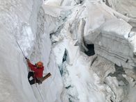 Faszination Erde – Dirk Steffens am Abgrund: In über 3000 m Höhe liegt die Wachstumszone des Argentière Gletschers. Neue Schneeschichten werden hier zu Firn und später zu Gletschereis verdichtet, und dann beginnt die langsame Reise des Eises talwärts.