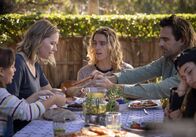 Surviving Summer – Die rebellische Summer (Sky Katz, r.) wurde gegen ihren Willen von New York nach Australien geschickt. Dort soll sie acht Wochen bei der befreundeten Familie Gibson verbringen. Summer ist wütend und will so schnell wie möglich wieder zurück nach New York zu ihren Freunden. Die Familie Gibson mit Honey (Asmara Feik, l.), Abbie (Adrienne Pickering, 2.v.l.), Ari (Kai Lewins, M.) und Thommo (Dustin Clare, 2.v.r.) hat ein festliches Begrüßungsessen für sie vorbereitet, doch Summer würdigt das Essen keines Blickes.