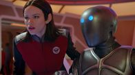 The Orville – Ausgerechnet als Alara (Halston Sage, l.) das erste Mal das Kommando auf der Brücke hat, geraten Captain und 1. Offizier in Gefahr. Zusammen mit Isaac (Mark Jackson, r.) sucht sie einen Weg, die eigentlichen Kommandeure wieder auf die USS Orville zurückzuholen. Sogar gegen direkte Anordnungen des Admirals?