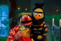 Sesamstraße – Ernie (l.) und Bert (r.) sind „Die Schöne und das Biest“.