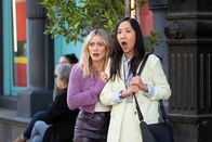 How I Met Your Father – Sophie (Hilary Duff, l.); Ellen (Tien Tran, r.)