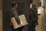 Castle – Nathalie Rhodes (Laura Prepon, r.) flirtet heftig mit Richard Castle (Nathan Fillion, l.).