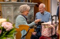 Sturm der Liebe – ARD STURM DER LIEBE FOLGE 4625 Uhr im ERSTEN. Hildegard (Antje Hagen l.) versichert Alfons (Sepp Schauer r.) liebevoll, die etablierten Traditionen machen sie am glücklichsten.