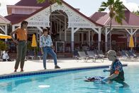 Deadly Tropics – Mélissa Sainte-Rose (Sonia Rolland, l.) und Gaëlle Crivelli (Béatrice de la Boulaye, M.) erfahren von Philippe Dorian (Valentin Papoudof, r.), dass eine Frauenleiche im Pool eines Hotels gefunden wurde. Mehrere Messerstiche sind für ihren Tod verantwortlich.