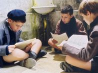 Die Kinder des Monsieur Mathieu – Der Lausejunge Pierre Morhange (Jean-Baptiste Maunier, rechts) hat mit seinen Mitschülern Corbin (Thomas Blumenthal, links) und Le Querrec (Cyril Bernicot) die Noten seines Lehrers Mathieu gestohlen. Auf der Toilette betrachten die drei Jungs etwas ratlos ihre rätselhafte Beute.