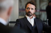 Die Saat - Tödliche Macht – Der BSG CEO Sven Benjamin (Seumas Francis Sargent) führt ein Gespräch mit seinem Konkurrenten.