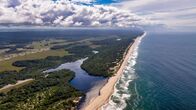 Terra X: Faszination Erde – Gabun liegt an der Westküste von Zentralafrika. 880 Kilometer Sandstrand. Es ist ein weitgehend unbekanntes Paradies, das sich fortlaufend in den Herausforderungen unserer Zeit behaupten muss.