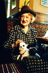 Alltagsgeschichte – Frau Albrecht mit ihrem Hund.