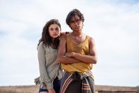 Barfuß durch Australien – Kira (Amira Demirkiran) und Jack (Tjiirdm McGuire) erleben ein Abenteuer im Outback.