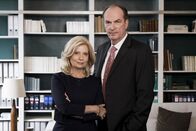 Die Kanzlei – Die Anwälte Isa von Brede (Sabine Postel, l.) und Markus Gellert (Herbert Knaup, r.) übernehmen besonders komplizierte und nahezu aussichtslose Fälle - und setzen sich dabei mit Herz, Verstand, Wärme und Humor für ihre oft hilflosen Klienten ein.