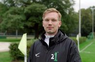 Re: – Luis Engelhardt ist kein Jude, aber sein halbes Leben lang schon Makkabäer. Er bietet Workshops für Vereine an: Beim Fußballtraining sollen Kinder hier lernen den Mund aufzumachen, wenn auf dem Platz antisemitische Sprüche fallen.