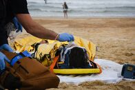 Die Urlaubs-Docs – Rescue simulation with ambulance and firefighters on the coasts of southwest France.