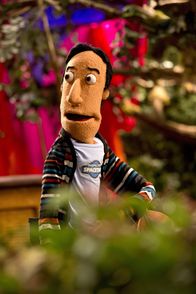 Community – Mit Hilfe einer Puppentherapie sollen Abed (Danny Pudi) und der Rest der Lerngruppe ihre Probleme und Ängste überwinden. Ob das eine gute Idee ist ...