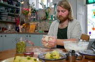 Zu Tisch ... – Zu Tisch Devon – Grossbritanien Jonah Garner bäckt Sauerteigbrot mit Hefekultur aus Apfelschalen. Copyright: SRF/Martin Koddenberg