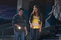 Final Destination 4 – Nur Nick (Bobby Campo, l.), seine Freundin (Shantel VanSanten, r.) und einige wenige Besucher des Autorennens können dem Tod entgehen, weil sie seinen Vorhersagen Glauben geschenkt haben ...