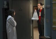 The Big Bang Theory – Nach alldem, was geschehen ist, möchte sich Sheldon (Jim Parsons, r.) bei Amy (Mayim Bialik, l.) entschuldigen. Doch wird sie dies annehmen?