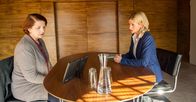 SOKO Stuttgart – Martina Seiffert (Astrid M. Fünderich, r.) konfrontiert Hanna Becker (Susanne Böwe, l.) mit Videoaufnahmen der Theaterproben. Das Opfer hatte die Arbeit der Souffleuse immer wieder offen schlechtgeredet.