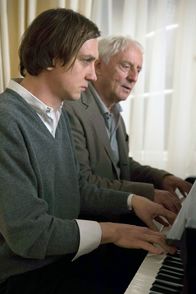 Familienfest – Konzertpianist Hannes (Günther Maria Halmer, re.) und Sohn Max (Lars Eidinger, li.)