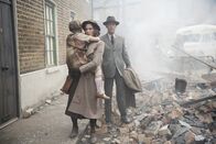 The Halcyon – v.li.: Dora (Bella Padden), Peggy Taylor (Liz White), Richard Garland (Steven Mackintosh).