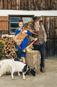 Zimmer mit Stall – Flugbegleiterin Sophie (Aglaia Szyszkowitz) möchte einen Neuanfang auf dem Land machen und hat den Fuchsbichlerhof gekauft. Doch es gibt einen Haken: Der bisherige Bewohner Barthl (Friedrich von Thun) hat "Stallrecht" auf Lebenszeit und versucht mit allen Mitteln, Sophie zu vergraulen.