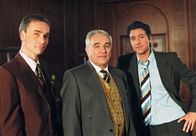 Unser Kindermädchen ist ein Millionär – Zwei Generationen einer Kaufhausdynastie: Manfred Helmer (Michael Degen, Mitte) mit seinen Söhnen Max (Gregor Törzs, rechts) und Paul (Ingo Hülsmann).