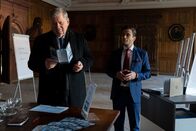 Der Staatsanwalt – Oberstaatsanwalt Bernd Reuther (Rainer Hunold, l.) spricht mit Assistenztrainer Marco Assmann (Karim Chérif, r). Kann der charismatische Motivationscoach zur Aufklärung des Falls beitragen?