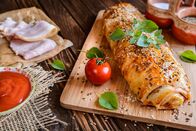 Das große Promibacken – Savory strudel stuffed with ham, Feta cheese, tomato sauce and herbs